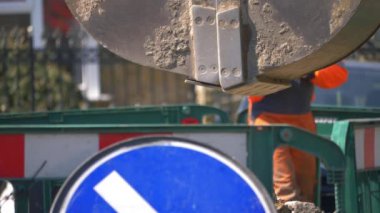Makineli yol yapım işçileri