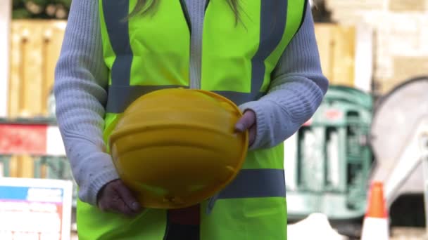Ženské stavební práce stojící na staveništi — Stock video