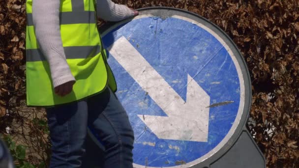 Ingeniero de obras de carretera se mantiene a la derecha signo — Vídeos de Stock