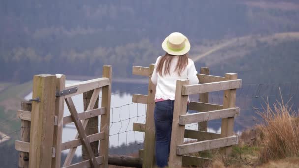 Femme monte la porte à prendre en vue du paysage Yorkshire — Video