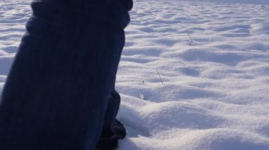 Çayırda taze kar üzerinde yürüyen ayaklar