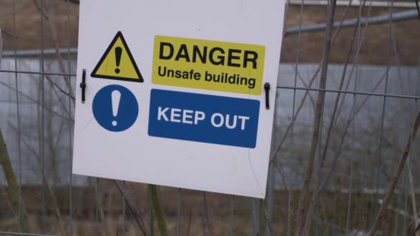 Danger garder hors signe sur le bâtiment après un incendie — Video