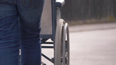 Kentsel caddede tekerlekli sandalye kullanıcısı