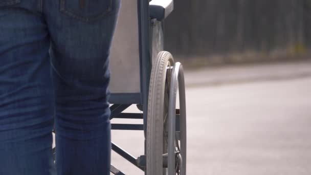 Utilizador de cadeira de rodas na rua urbana — Vídeo de Stock