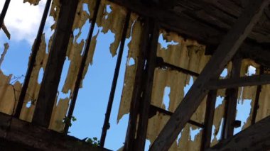 Yangından sonra terk edilmiş gökyüzü ışıkları hasar gördü 