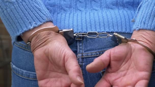 Заключенный арестован в наручниках за спиной — стоковое видео