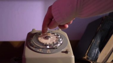 Eski model bir telefondan kadın arama numarası 