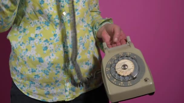 Žena pomocí vintage telefonu vytočit číslo — Stock video