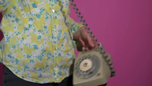 Upptagen kvinna talar på vintage telefon — Stockvideo