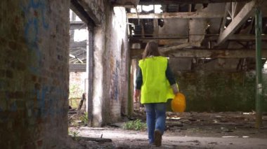 İşçi yıkılmış binada yürüyor 
