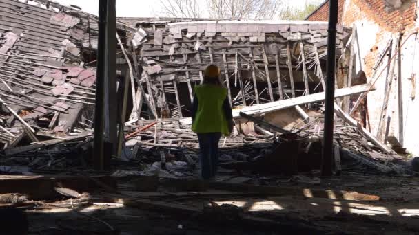 Silhouette operaia che cammina tra i detriti di un edificio demolito — Video Stock
