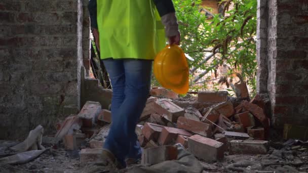 Trabajador en edificio demolido con sombrero duro — Vídeos de Stock