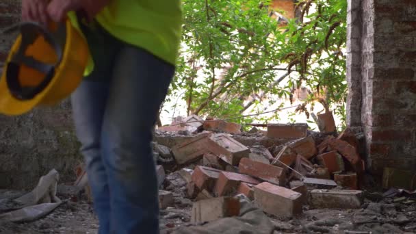 ハードハットの解体された建物の労働者 — ストック動画