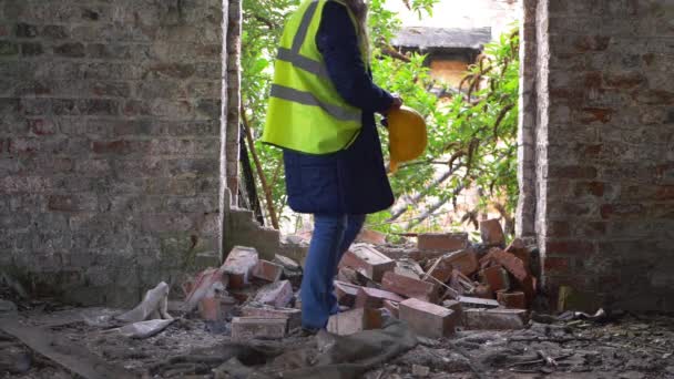 Працівник у зруйнованій будівлі з твердим капелюхом — стокове відео