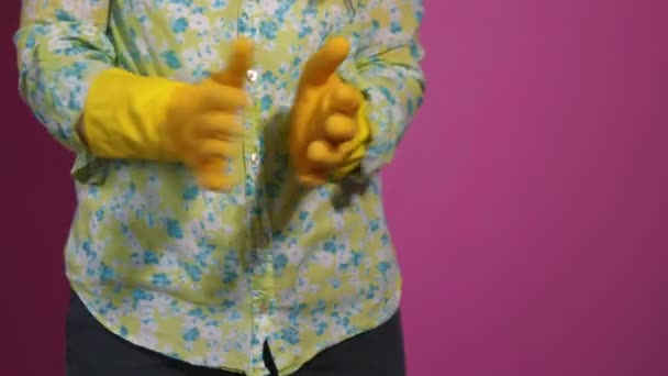 Happy woman wearing rubber gloves clapping hands — Stockvideo