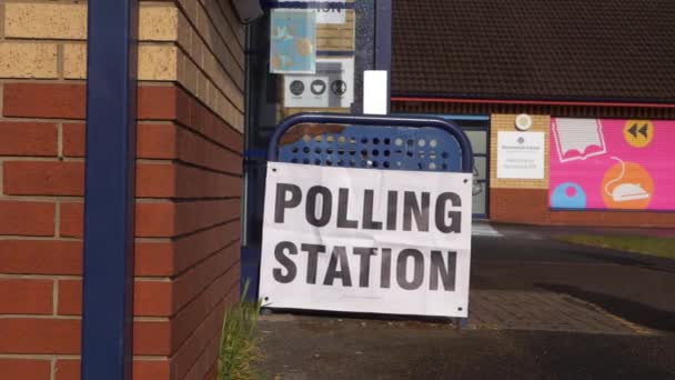 Избирательный участок в Великобритании для выборов — стоковое видео
