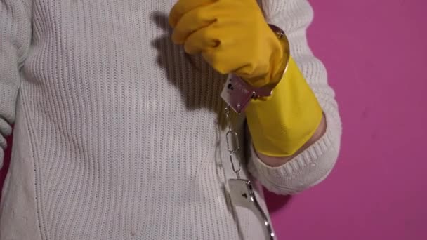 Frau will sich mit Handschellen aus Hausarbeit befreien — Stockvideo