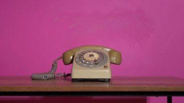 Klasik telefon stop motion animasyonu hareket ediyor ve çalıyor