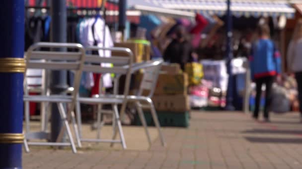 Einkaufsbummel auf einem Marktplatz mit Café — Stockvideo