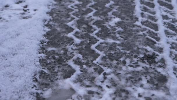 겨울의 냉랭 한 도로 위를 달리는 자동차 타이어 — 비디오