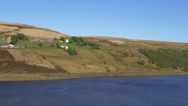 Landskap i Yorkshire kullar med vatten — Stockvideo