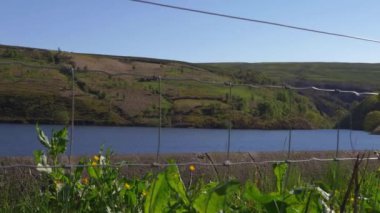Rezervuardaki Yorkshire tepelerinin manzarası
