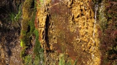 Su, kaya oluşumundan aşağı düşer.