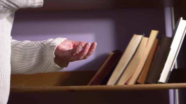 Vrouw genieten van kopje koffie met boeken — Stockvideo