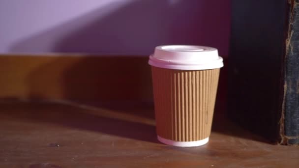 Café para llevar taza en una caja de libros de madera — Vídeos de Stock