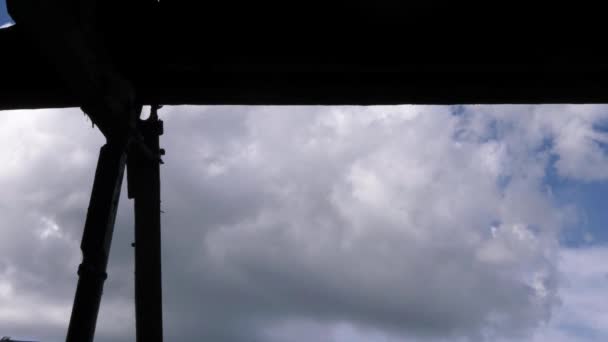 Wolken tijdsverloop door het zicht van oude schuur — Stockvideo