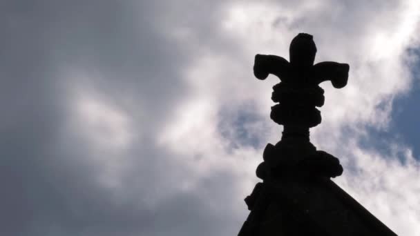Moody nubes pasar gótico iglesia techo estructura tiempo lapso — Vídeos de Stock