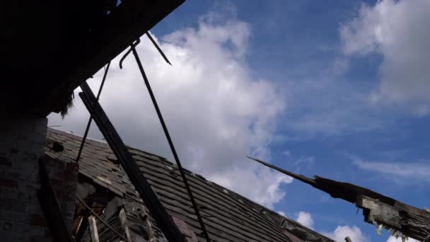 Laps de temps des nuages à travers la vue de bâtiments abandonnés chevrons de toit — Video
