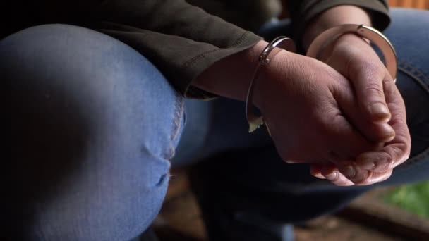 Hände von Gefangenen mit Handschellen — Stockvideo