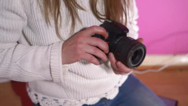 Nő néz digitális fényképezőgép — Stock videók