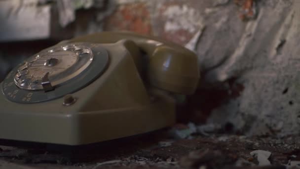 Teléfono vintage en edificio abandonado — Vídeo de stock