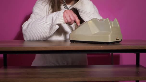 Woman dialing on a vintage phone — Stock Video