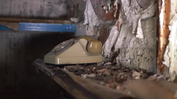 Téléphone vintage dans un immeuble abandonné — Video