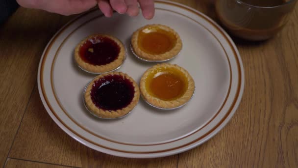 Hands serving baked jam tarts served on a plate — Stock Video