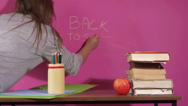 Terug naar school leraar schrijft op de muur — Stockvideo