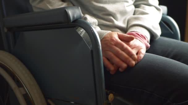 Ο χρήστης αναπηρικής καρέκλας τρίβει τα χέρια στην ανησυχία — Αρχείο Βίντεο