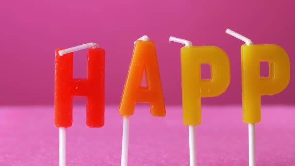 Feliz em letras coloridas sobre fundo rosa — Vídeo de Stock