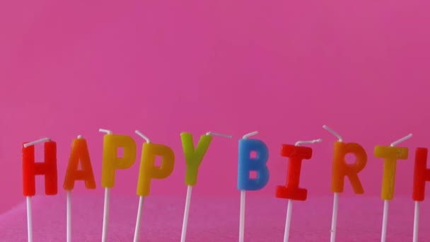 Alles Gute zum Geburtstag in bunten Lettern auf rosa Hintergrund — Stockvideo