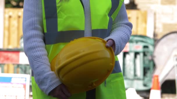 Yol işindeki kadın inşaat işçisi — Stok video