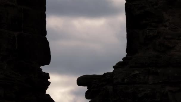 Tempestade nuvens timelapse através da vista das ruínas do edifício — Vídeo de Stock