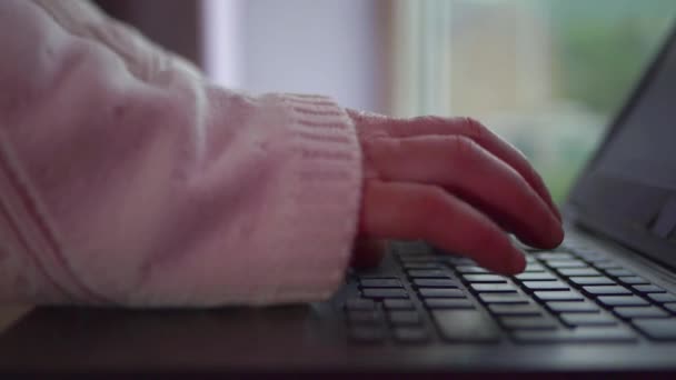 Fleißige Hände tippen auf einer Laptop-Tastatur — Stockvideo