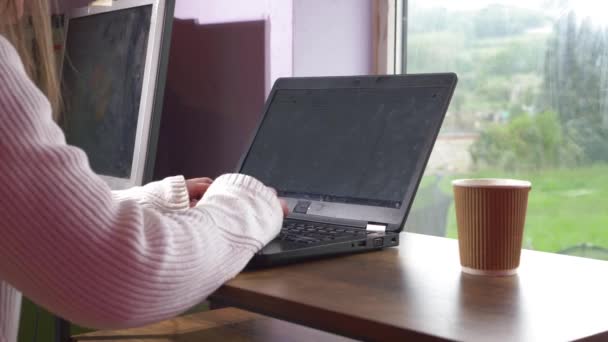 Frustrada mulher zangada trabalhando em um laptop — Vídeo de Stock