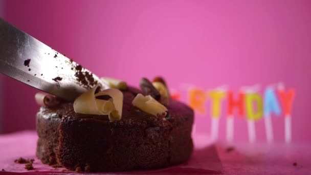 Serving chocolate cake at at birthday party — Vídeo de Stock