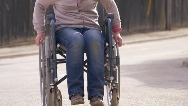 Rolstoelgebruiker in stedelijke straat — Stockvideo