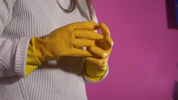 Kvinna i gula handskar ger tummen upp — Stockvideo