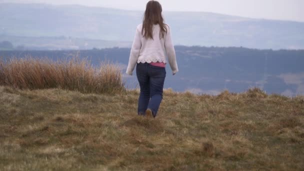 Femme explorant la campagne de Peak District dans le Yorkshire — Video